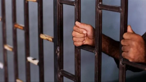 هشم رأسه بالفأس.. حبس المتهم بقتل شقيقه دفاعًا عن والده في قنا هشم رأسه بالفأس.. حبس المتهم بقتل شقيقه دفاعًا عن والده في قنا