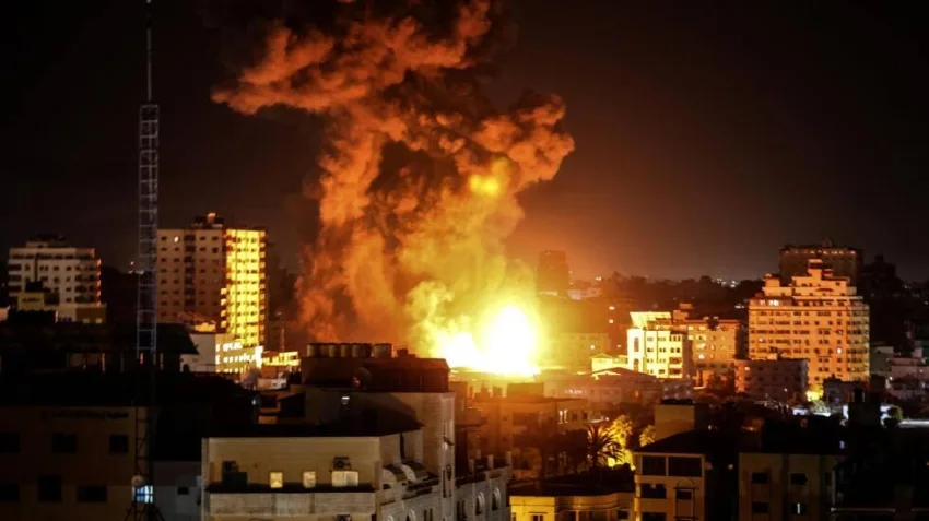 استشهاد 16 فلسطينيًا جراء غارات الاحتلال الإسرائيلي على منزل ومركز إيواء في شمال ووسط قطاع غزة. استشهاد 16 فلسطينيًا جراء غارات الاحتلال الإسرائيلي على منزل ومركز إيواء في شمال ووسط قطاع غزة.