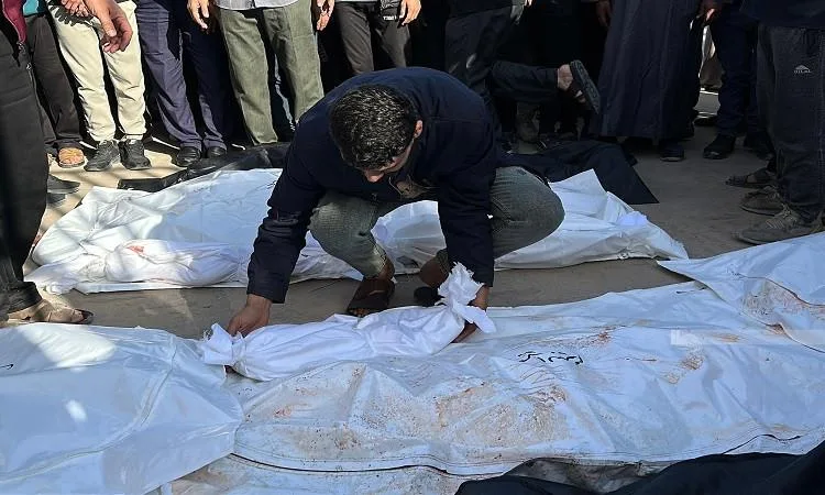 قتلى وجرحى جراء قصف الاحتلال الإسرائيلي على غزة ودير البلح قتلى وجرحى جراء قصف الاحتلال الإسرائيلي على غزة ودير البلح