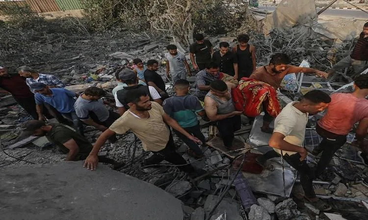 استشهاد عدد من الفلسطينيين في قصف إسرائيلي على خيمة للنازحين في وسط غزة استشهاد عدد من الفلسطينيين في قصف إسرائيلي على خيمة للنازحين في وسط غزة