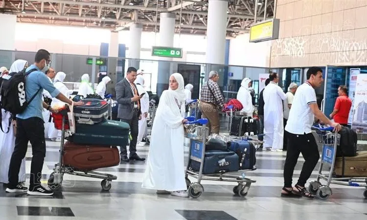 استعدادات طارئة في المطارات والموانئ لاستقبال حجاج بيت الله الحرام استعدادات طارئة في المطارات والموانئ لاستقبال حجاج بيت الله الحرام