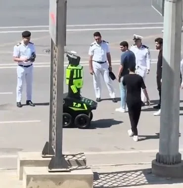 استعدادًا لإطلاقه في الشوارع.. إليك تجربة أول روبوت مروري ذكي استعدادًا لإطلاقه في الشوارع.. إليك تجربة أول روبوت مروري ذكي
