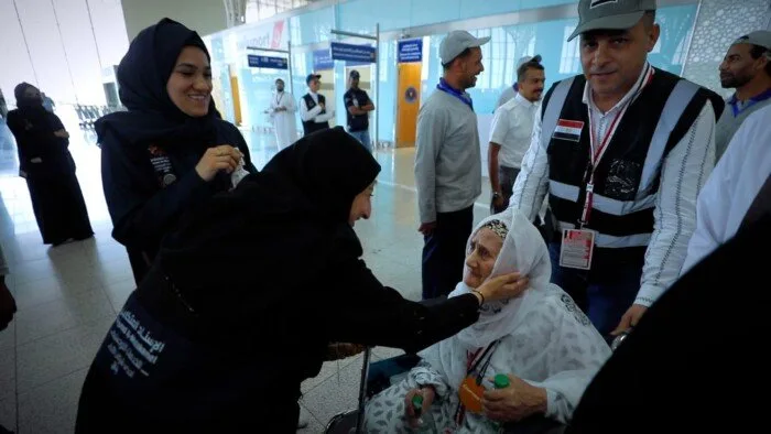 استقبال رائع لحجاج القرعة في المدينة المنورة مع أناشيد وفرحة – «فيديو»