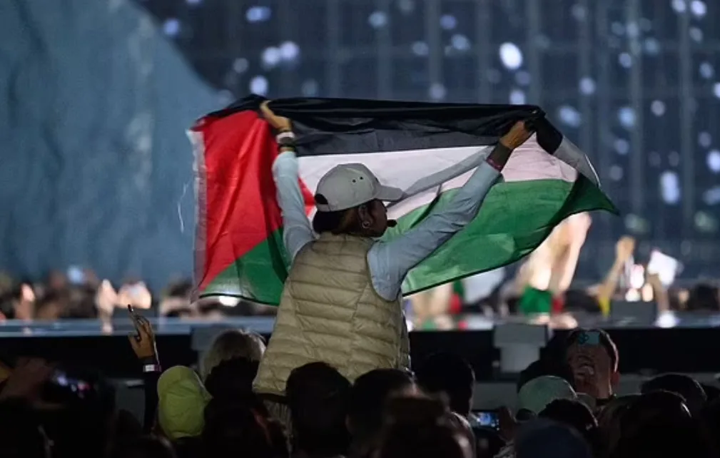 استقبلتها بـ “الرايات الفلسطينية”: إحراج فنانة إسرائيلية في يوروفيجن 2025