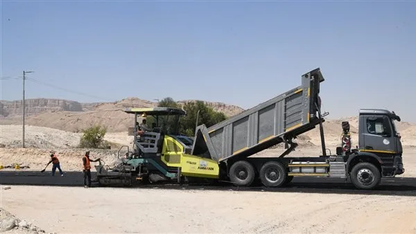 استمرار أعمال إزدواج طريق قنا الأقصر استمرار أعمال إزدواج طريق قنا الأقصر