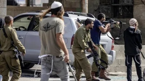 اعتداءات المستوطنين الإسرائيليين تؤدي إلى تهجير الفلسطينيين من مجتمع بدوي في الضفة الغربية اعتداءات المستوطنين الإسرائيليين تؤدي إلى تهجير الفلسطينيين من مجتمع بدوي في الضفة الغربية