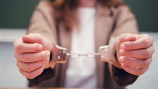 اعترافات خادمة متهمة بسرقة شقة في الشروق: "كان على ديون ومش لاقية حل" اعترافات خادمة متهمة بسرقة شقة في الشروق: "كان على ديون ومش لاقية حل"