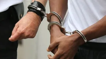 إلقاء القبض على شخصين مطلوبين مع حيازتهما 2 كيلو من الأستروكس وحبوب مخدرة في المعصرة