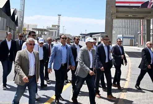 رئيس الوزراء يشهد افتتاح محطة الصب الجاف أقماح بميناء غرب بورسعيد بطاقة تخزينية 100 ألف طن رئيس الوزراء يشهد افتتاح محطة الصب الجاف أقماح بميناء غرب بورسعيد بطاقة تخزينية 100 ألف طن