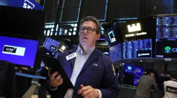الأسهم الأميركية تتراجع بعد إبقاء الاحتياطي الفيدرالي أسعار الفائدة دون تغيير
