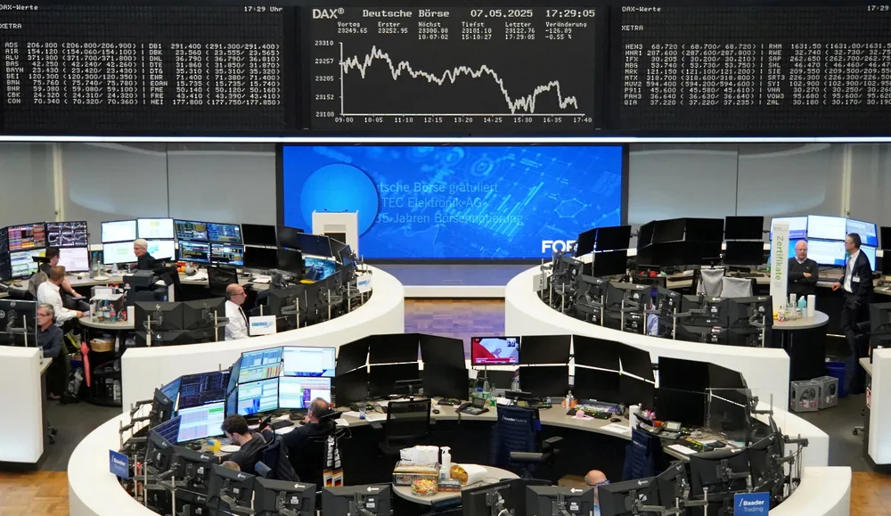 الأسهم الأوروبية ترتفع بعد تلميح ترامب لاحتمال إبرام اتفاق تجاري الأسهم الأوروبية ترتفع بعد تلميح ترامب لاحتمال إبرام اتفاق تجاري