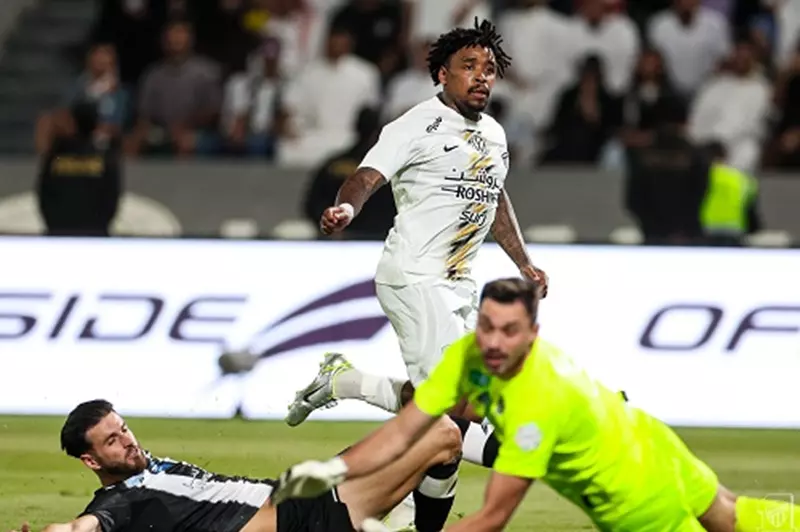 الأفراح تتواصل.. الاتحاد يتفوق على الشباب في مباراة مثيرة انتهت بخمس أهداف في الدوري السعودي الأفراح تتواصل.. الاتحاد يتفوق على الشباب في مباراة مثيرة انتهت بخمس أهداف في الدوري السعودي