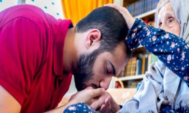 الأم في الإسلام: مكانة سامية وحقوق محفوظة