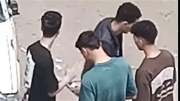 الأمن يحقق في مقطع يظهر مجموعة من الشباب يتعاطون المخدرات في الشارع | فيديو الأمن يحقق في مقطع يظهر مجموعة من الشباب يتعاطون المخدرات في الشارع | فيديو