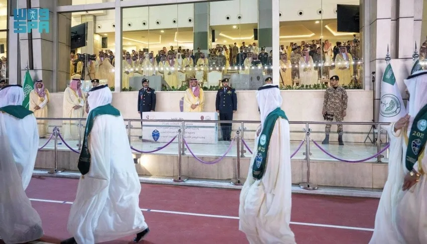 الأمير عبدالعزيز بن سعود يشرف على حفل تخرج 1935 طالبًا من كلية الملك فهد الأمنية. الأمير عبدالعزيز بن سعود يشرف على حفل تخرج 1935 طالبًا من كلية الملك فهد الأمنية.