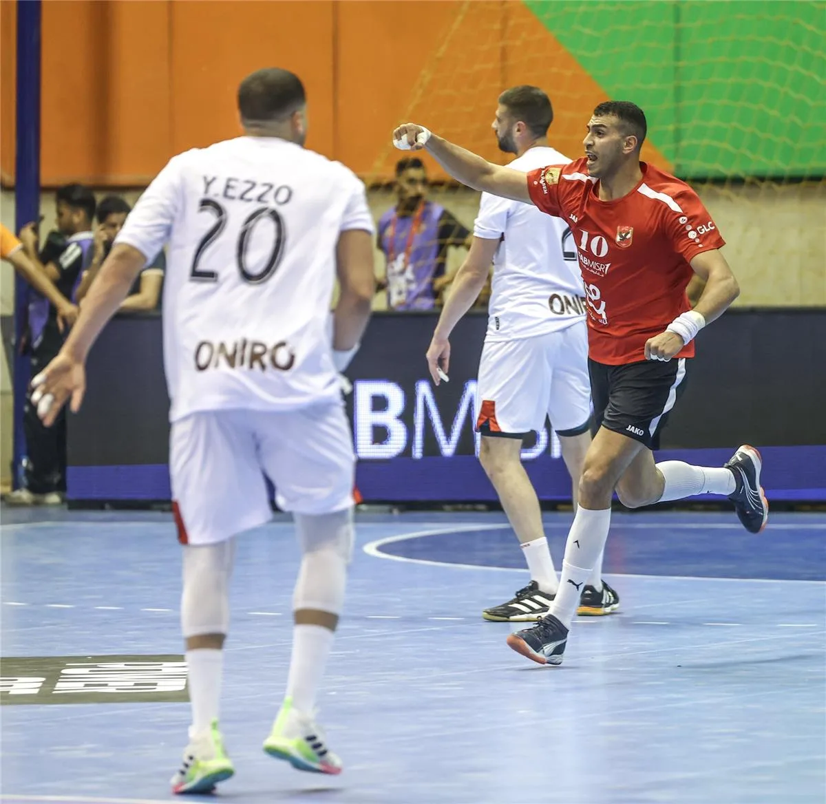 الأهلي يتخطى الزمالك ويبلغ نهائي السوبر الإفريقي لكرة اليد الأهلي يتخطى الزمالك ويبلغ نهائي السوبر الإفريقي لكرة اليد