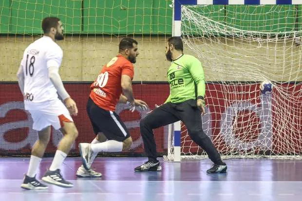 الأهلي يتفوق على الزمالك بنتيجة 31/26 ويتأهل لنهائي كأس السوبر الأفريقي في كرة اليد الأهلي يتفوق على الزمالك بنتيجة 31/26 ويتأهل لنهائي كأس السوبر الأفريقي في كرة اليد
