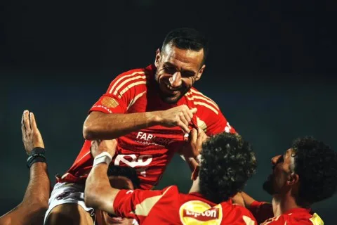 الأهلي يتوج بلقب الدوري المصري للمرة 45 في تاريخه الأهلي يتوج بلقب الدوري المصري للمرة 45 في تاريخه