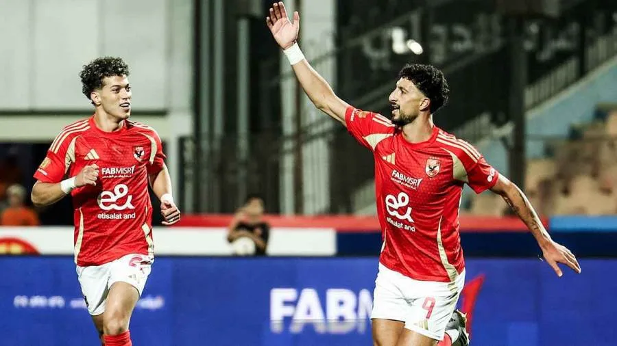 الأهلي يتوج بلقب الدوري بعد الفوز على فاركو بسداسية.