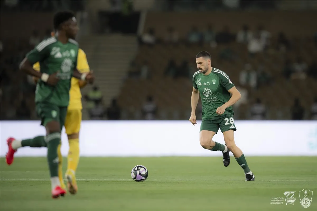 الأهلي يحتفل بالتتويج الآسيوي بثنائية نظيفة أمام التعاون في الدوري السعودي الأهلي يحتفل بالتتويج الآسيوي بثنائية نظيفة أمام التعاون في الدوري السعودي