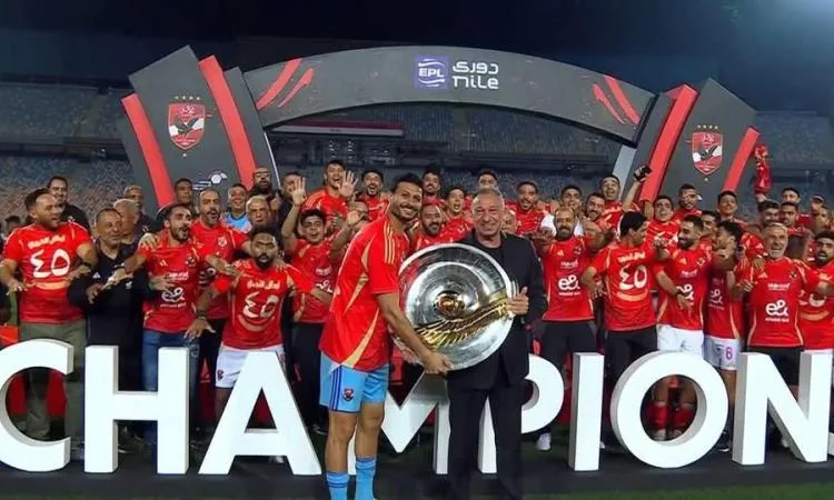 الأهلي يستلم كأس الدوري في استاد القاهرة واللاعبون يحتفلون مع الجماهير الأهلي يستلم كأس الدوري في استاد القاهرة واللاعبون يحتفلون مع الجماهير