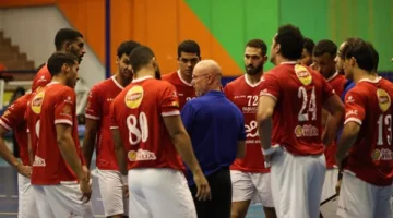 الأهلي يضمن مكانه في نهائي السوبر الإفريقي لكرة اليد بعد انتصاره على الزمالك 31-27.