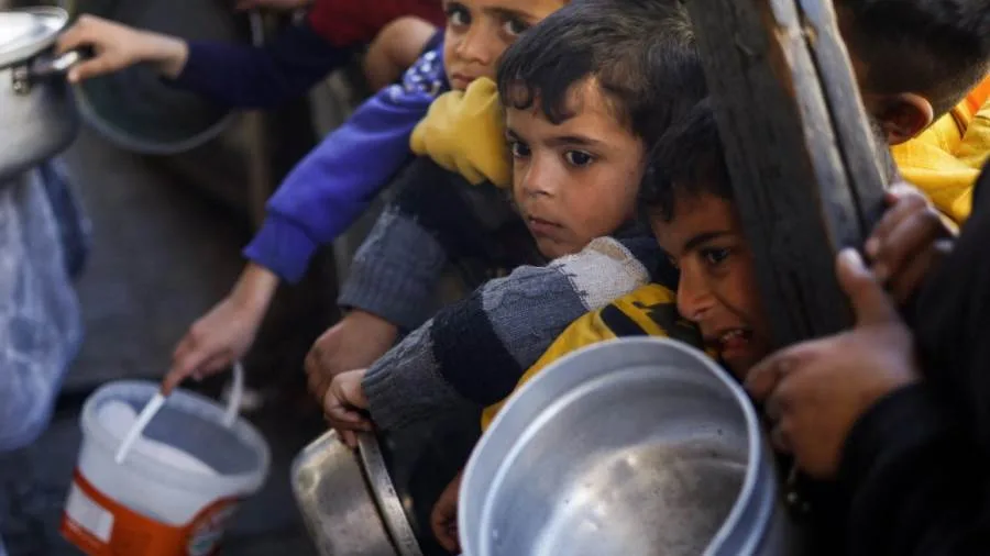 الأونروا: نفاد إمدادات الغذاء للأطفال في غزة.. والصحة العالمية تحذر من انهيار النظام الصحي