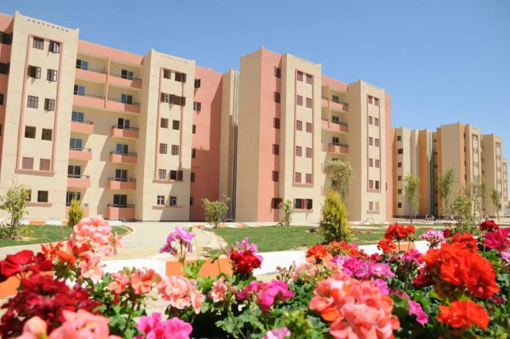 الإسكان تبني 3972 مسكنًا وتطوير المناطق الصناعية في العاشر من رمضان.