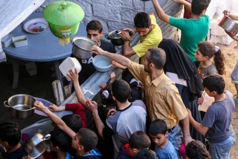 الإعلام العبري يكشف عن السبب الرئيسي وراء مخطط إسرائيل لإدخال المساعدات لغزة والتحكم في عملية توزيعها على السكان الإعلام العبري يكشف عن السبب الرئيسي وراء مخطط إسرائيل لإدخال المساعدات لغزة والتحكم في عملية توزيعها على السكان