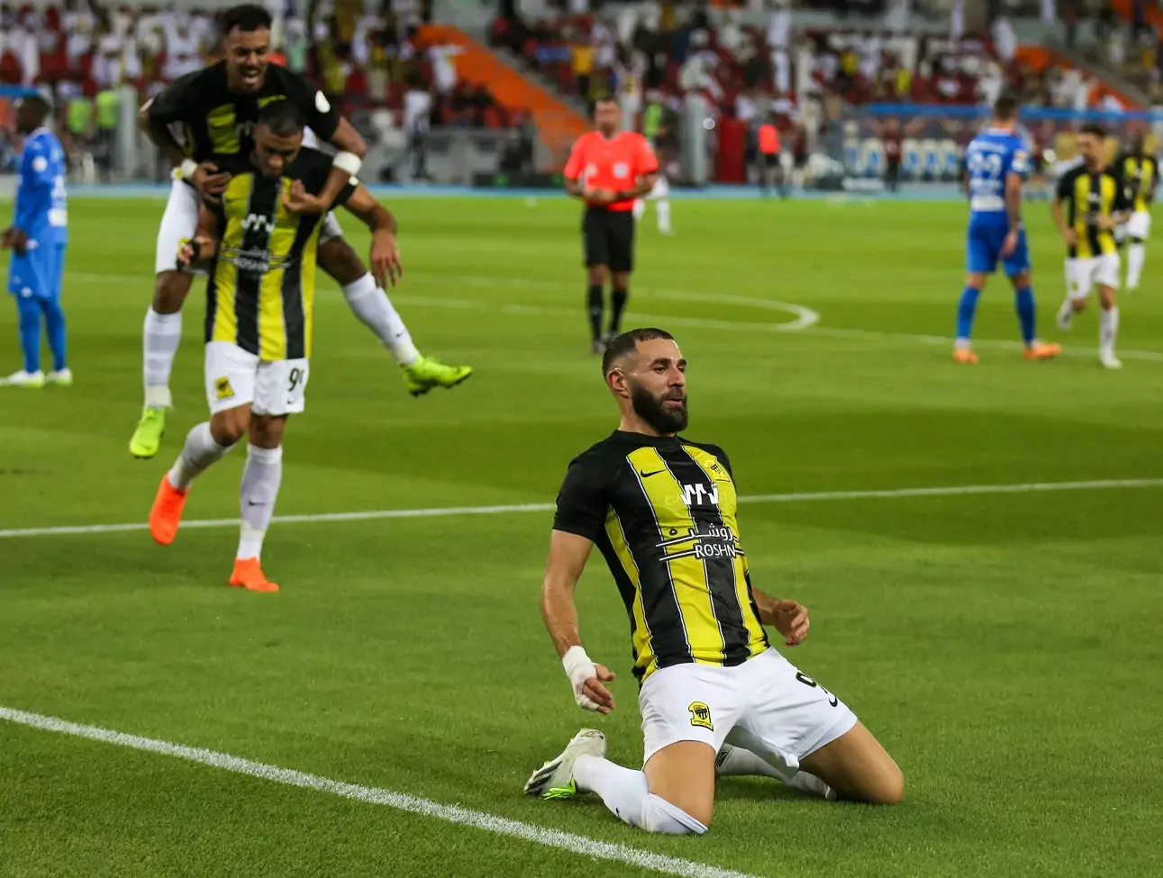 الاتحاد يعتزم تمديد عقد بنزيما ليمتد بعد عام 2026