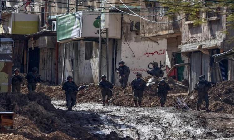 الاحتلال الإسرائيلي يحتجز مئات المواطنين على مدخل طولكرم ونور شمس الاحتلال الإسرائيلي يحتجز مئات المواطنين على مدخل طولكرم ونور شمس