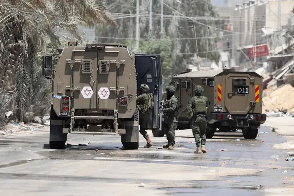 الاحتلال الإسرائيلي يفرج عن 10 معتقلين من قطاع غزة الاحتلال الإسرائيلي يفرج عن 10 معتقلين من قطاع غزة
