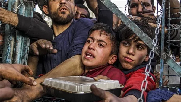 الاحتلال يسيء إلى المحتاجين.. لحظات مروعة أثناء توزيع الإغاثة في رفح الفلسطينية (فيديو)