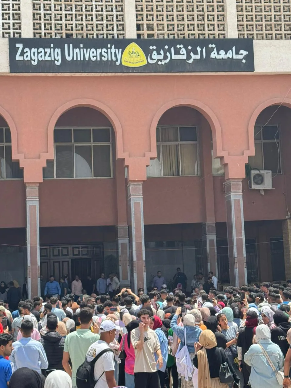 الامتحانات راحت علينا.. طالب بعد احتجاجات وفاة طالبة جامعة الزقازيق: قفلوا الأبواب ومنعونا من الدخول الامتحانات راحت علينا.. طالب بعد احتجاجات وفاة طالبة جامعة الزقازيق: قفلوا الأبواب ومنعونا من الدخول