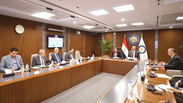 البترول والبيئة تتحدان لخفض الانبعاثات الكربونية.. ضرورة اقتصادية واستراتيجية مناخية البترول والبيئة تتحدان لخفض الانبعاثات الكربونية.. ضرورة اقتصادية واستراتيجية مناخية