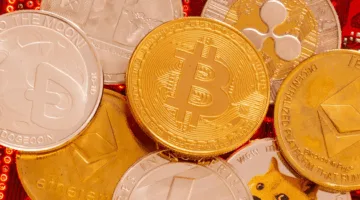 بيتكوين تحافظ على مستوى فوق 100 ألف دولار وسط القلق من الهجمات الإلكترونية وتوجهات السياسة النقدية التيسيرية