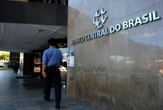 البرازيل ترفع الفائدة لأعلى مستوى منذ عقدين عند 14.75% البرازيل ترفع الفائدة لأعلى مستوى منذ عقدين عند 14.75%