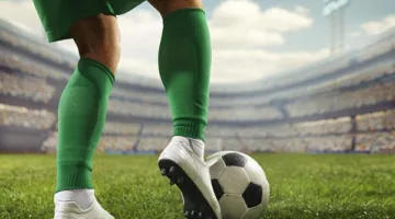 التحريات في اتهام سيدة لزوجها لاعب الكرة بخيانتها: قفز من النافذة