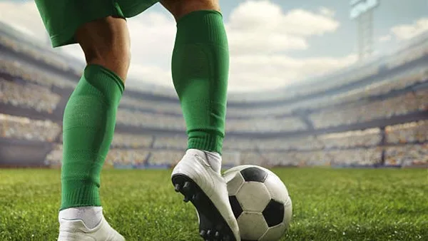 التحريات في اتهام سيدة لزوجها لاعب الكرة بخيانتها: قفز من النافذة التحريات في اتهام سيدة لزوجها لاعب الكرة بخيانتها: قفز من النافذة