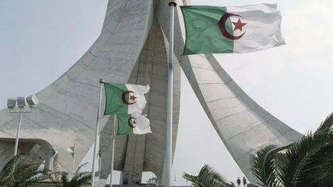 الجزائر تطلب من 15 دبلوماسياً فرنسياً الرحيل عن أراضيها بشكل عاجل. الجزائر تطلب من 15 دبلوماسياً فرنسياً الرحيل عن أراضيها بشكل عاجل.