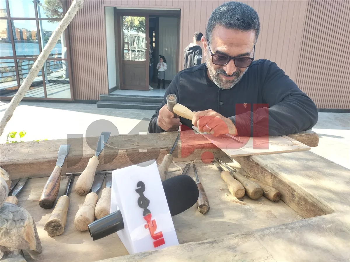 “الجمهور” يجري جولة داخل ورش فن الأويما بـ” جسر الحضارة” في دمياط “الجمهور” يجري جولة داخل ورش فن الأويما بـ” جسر الحضارة” في دمياط
