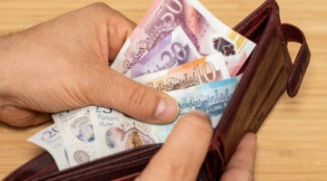 الجنيه الإسترليني يستقر أمام الدولار مع تجنب المستثمرين العملة الأميركية
