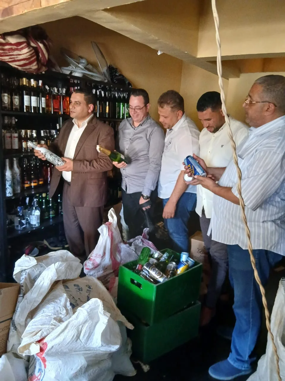 الجيزة تضبط 7000 زجاجة مشروبات كحولية داخل منشأة غير مرخصة بالشيخ زايد الجيزة تضبط 7000 زجاجة مشروبات كحولية داخل منشأة غير مرخصة بالشيخ زايد