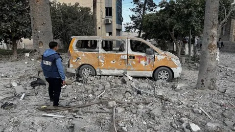 الجيش الإسرائيلي يستهدف مولدات الكهرباء في المستشفى الإندونيسي بشمال غزة الجيش الإسرائيلي يستهدف مولدات الكهرباء في المستشفى الإندونيسي بشمال غزة