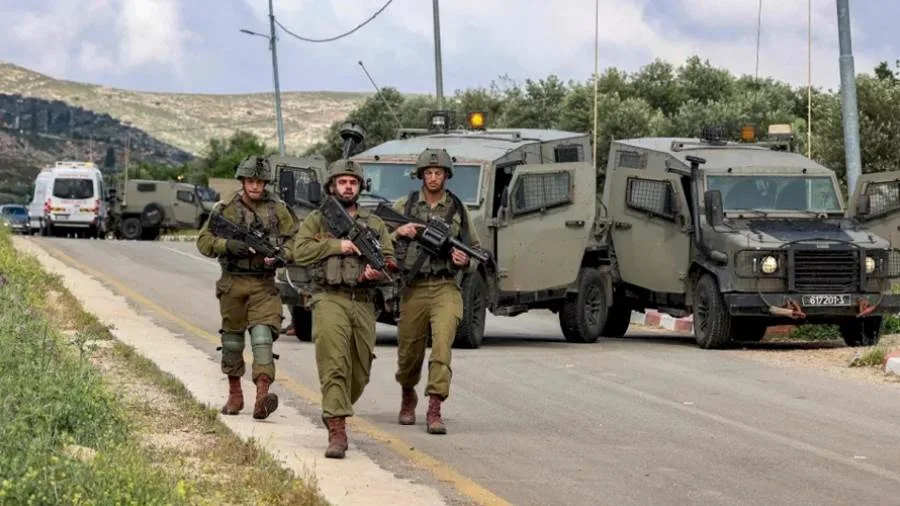 الجيش الإسرائيلي يفتح النار على مجموعة من السفراء في مخيم جنين بالضفة الغربية. الجيش الإسرائيلي يفتح النار على مجموعة من السفراء في مخيم جنين بالضفة الغربية.