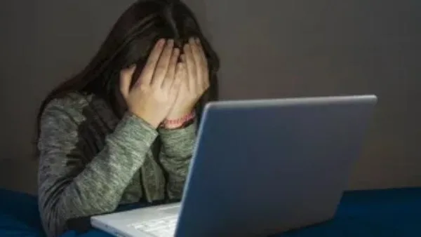 الحبس 4 سنوات وغرامة 200 ألف جنيه عقوبة التحرش الإلكتروني طبقا للقانون الحبس 4 سنوات وغرامة 200 ألف جنيه عقوبة التحرش الإلكتروني طبقا للقانون