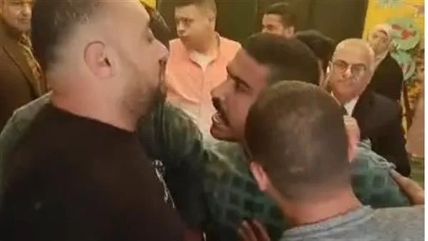 الحبس من 3 أشهر حتى سنتين.. أحكام رادعة ضد المتهمين بالتعدي على ولي أمر داخل مدرسة الحافظ الخاصة بالسلام الحبس من 3 أشهر حتى سنتين.. أحكام رادعة ضد المتهمين بالتعدي على ولي أمر داخل مدرسة الحافظ الخاصة بالسلام