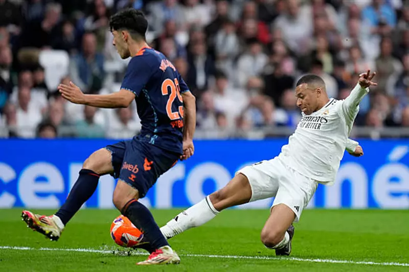 الحسم لن يكون في الكلاسيكو.. ريال مدريد ينجو من فخ سيلتا فيجو بثلاثية بالليجا الحسم لن يكون في الكلاسيكو.. ريال مدريد ينجو من فخ سيلتا فيجو بثلاثية بالليجا