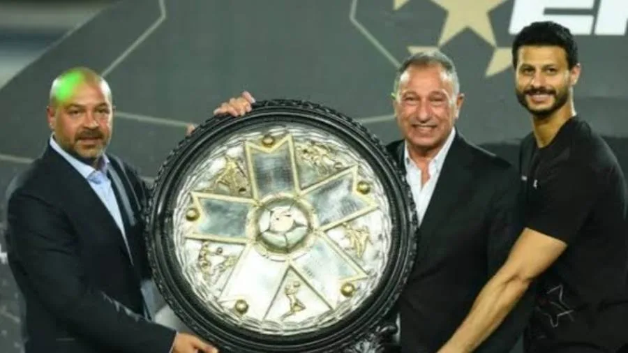 الخطيب يستلم جائزة الدوري 45 الخطيب يستلم جائزة الدوري 45