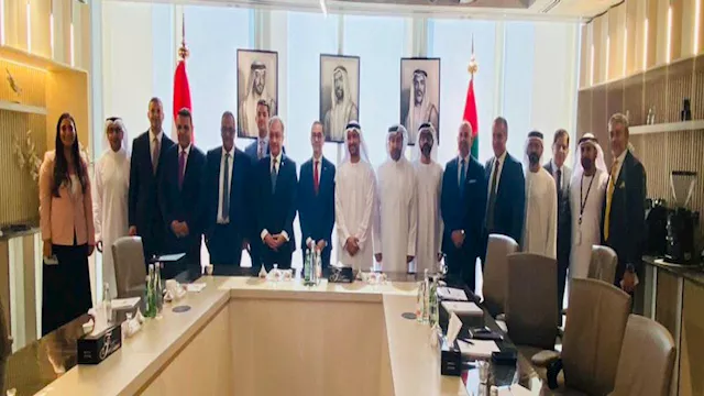 الخطيب يناقش استراتيجية تحسين المطارات المصرية مع مجموعة الطيران بأبوظبي